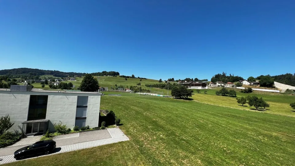charmante 3.5 Zi.-Dachwohnung mit Blick ins Grüne