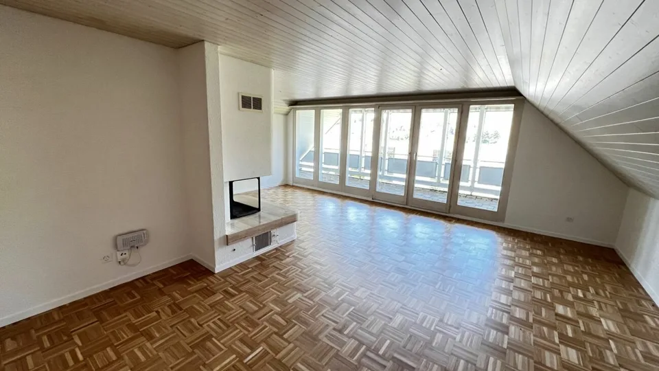 charmante 3.5 Zi.-Dachwohnung mit Blick ins Grüne