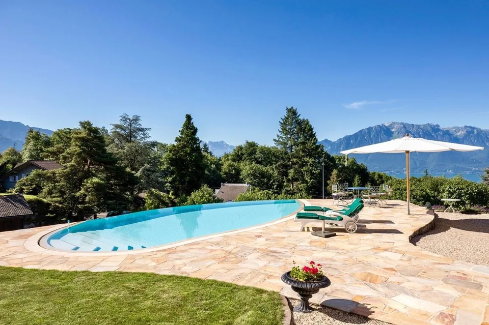 2 Luxusimmobilien, darunter eine luxuriöse Hütte mit Panoramablick