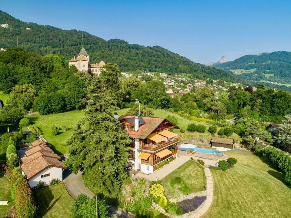 2 Luxusimmobilien, darunter eine luxuriöse Hütte mit Panoramablick