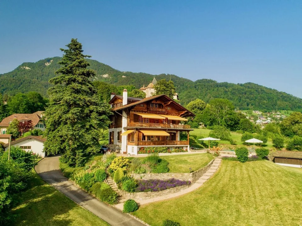 2 Luxusimmobilien, darunter eine luxuriöse Hütte mit Panoramablick
