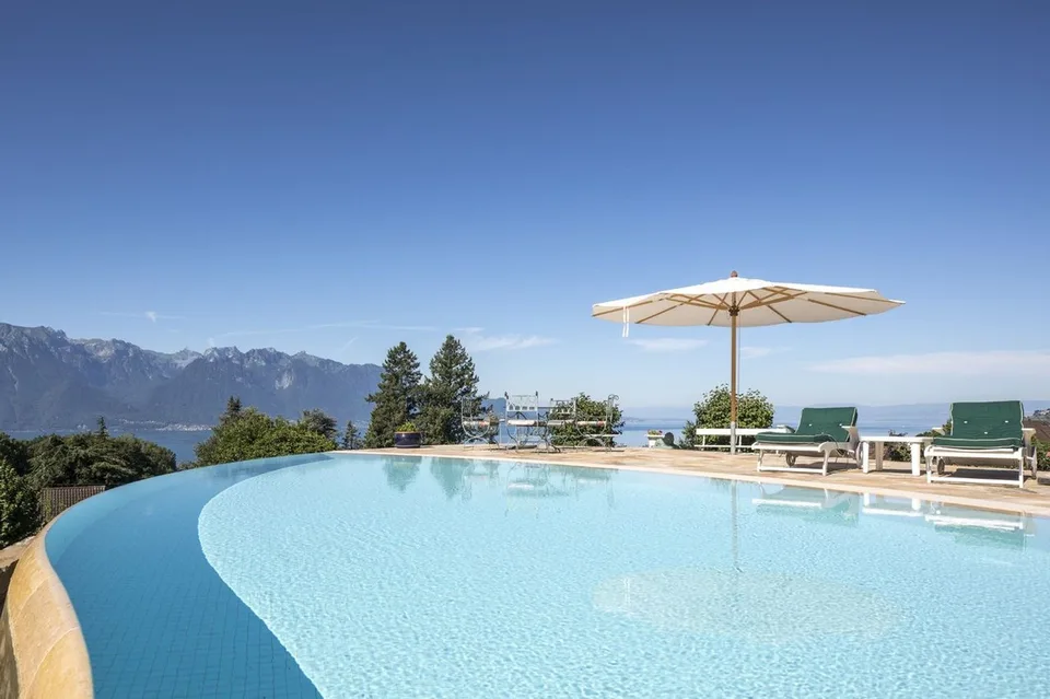 2 Luxusimmobilien, darunter eine luxuriöse Hütte mit Panoramablick