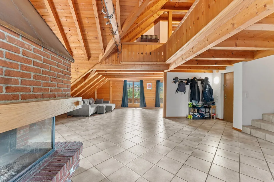 Maisonette di 4,5 locali con camino, galleria e vista lontana nel verde