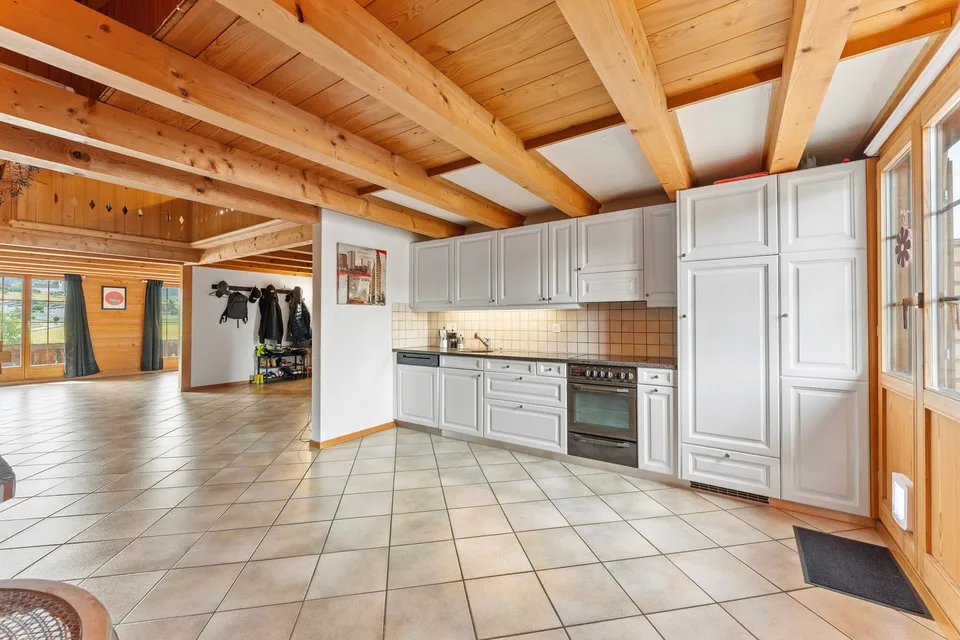 Maisonette di 4,5 locali con camino, galleria e vista lontana nel verde