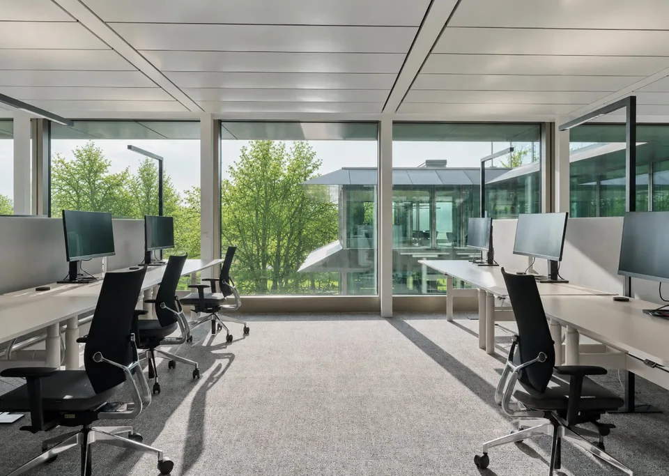 Lavorare sul lago – uffici open space premium pronti per essere occupati