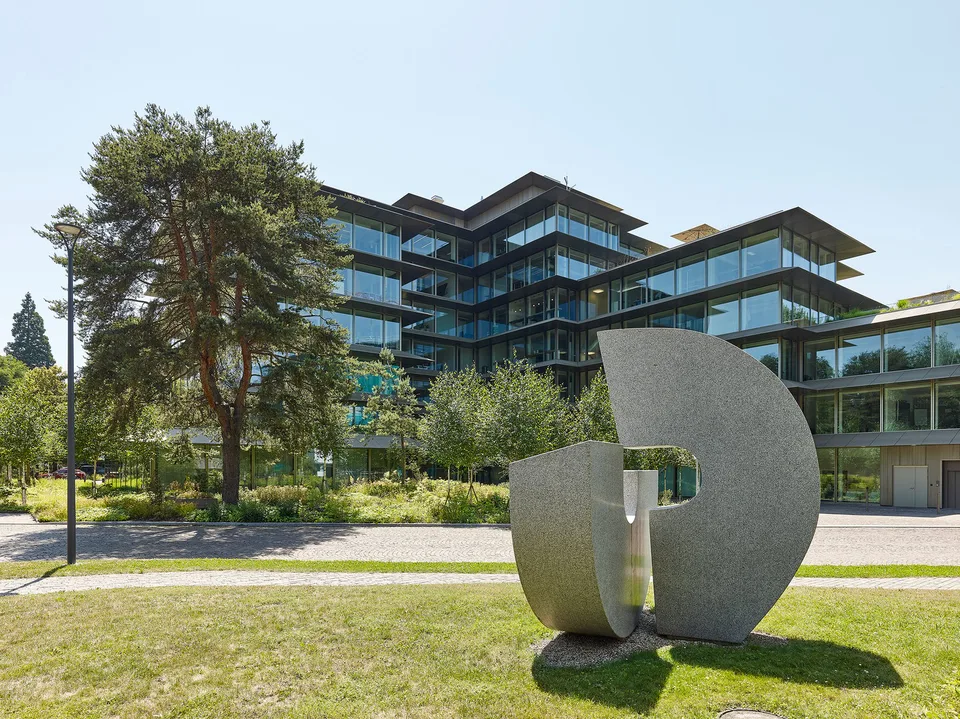 Lavorare sul lago – uffici open space premium pronti per essere occupati