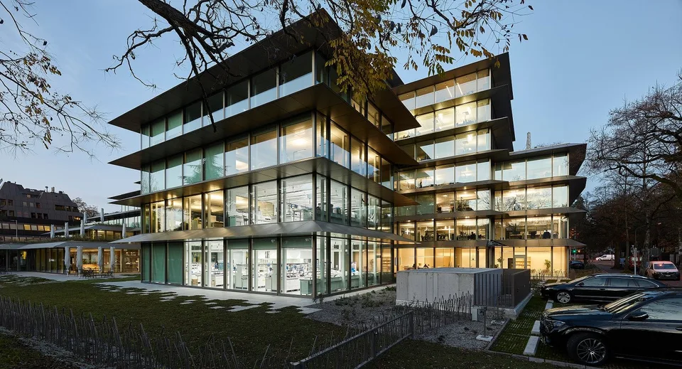 Lavorare sul lago – uffici open space premium pronti per essere occupati