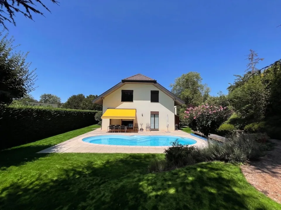 BELLISSIMA VILLA INDIPENDENTE DI 7,5 LOCALI CON PISCINA IN ZONA RESIDENZIALE MOLTO TRANQUILLA