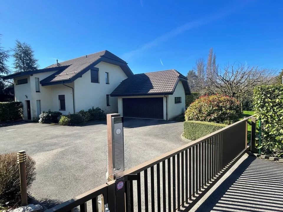 BELLISSIMA VILLA INDIPENDENTE DI 7,5 LOCALI CON PISCINA IN ZONA RESIDENZIALE MOLTO TRANQUILLA