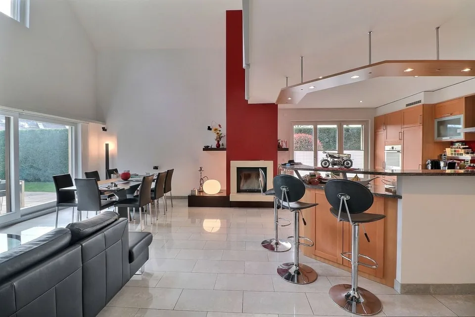 BELLISSIMA VILLA INDIPENDENTE DI 7,5 LOCALI CON PISCINA IN ZONA RESIDENZIALE MOLTO TRANQUILLA