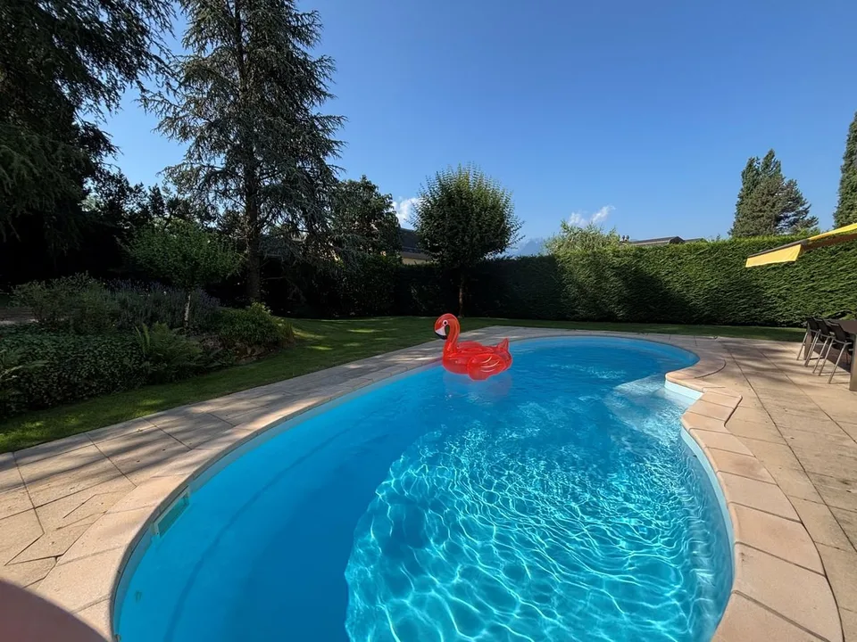 BELLISSIMA VILLA INDIPENDENTE DI 7,5 LOCALI CON PISCINA IN ZONA RESIDENZIALE MOLTO TRANQUILLA