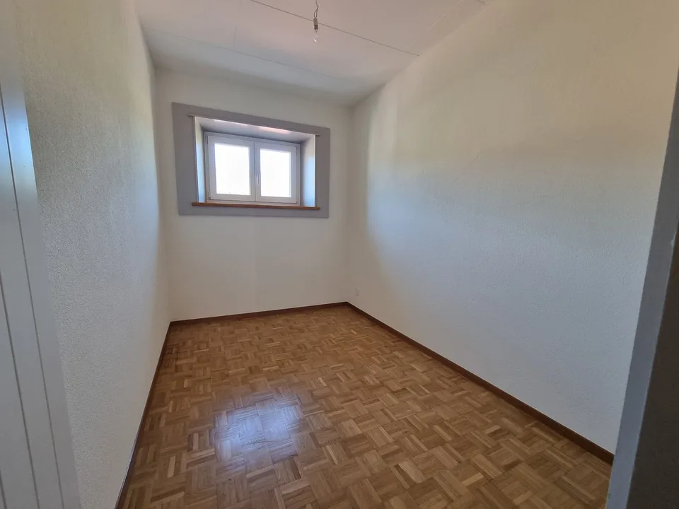Bello appartamento parzialmente ristrutturato di 4,5 locali con balcone e giardino comune – foto 9 di 12