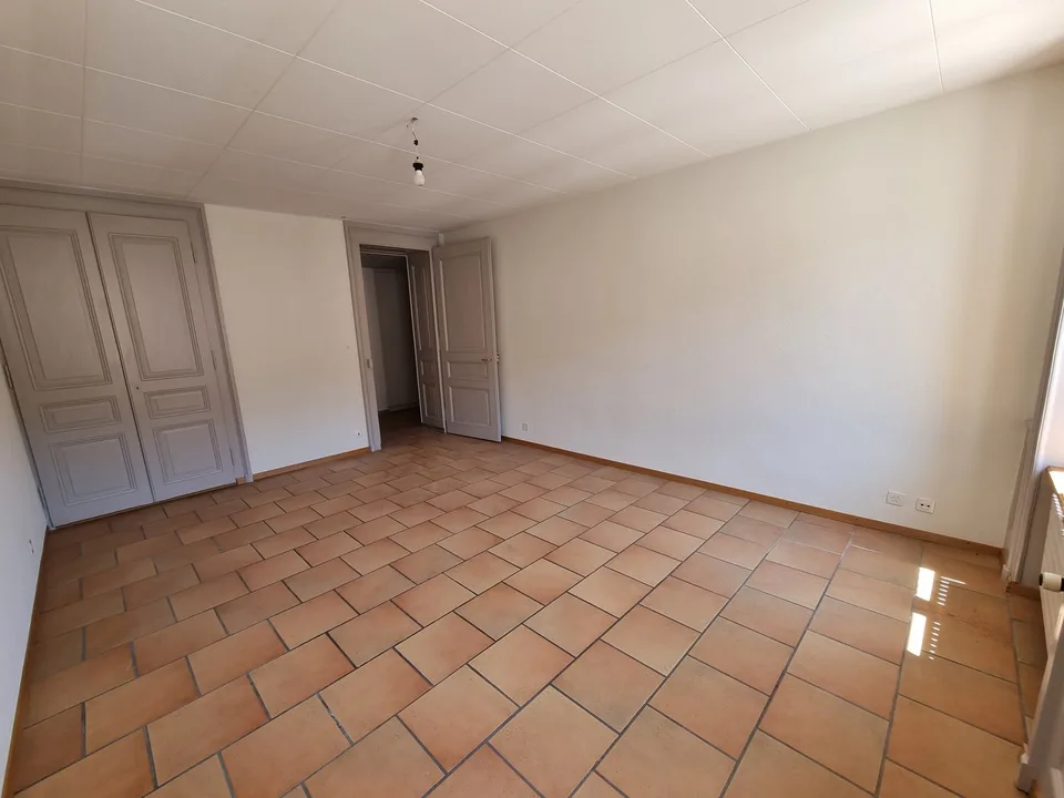 Joli appartement partiellement rénové de 4,5 pièces avec balcon et jardin commun