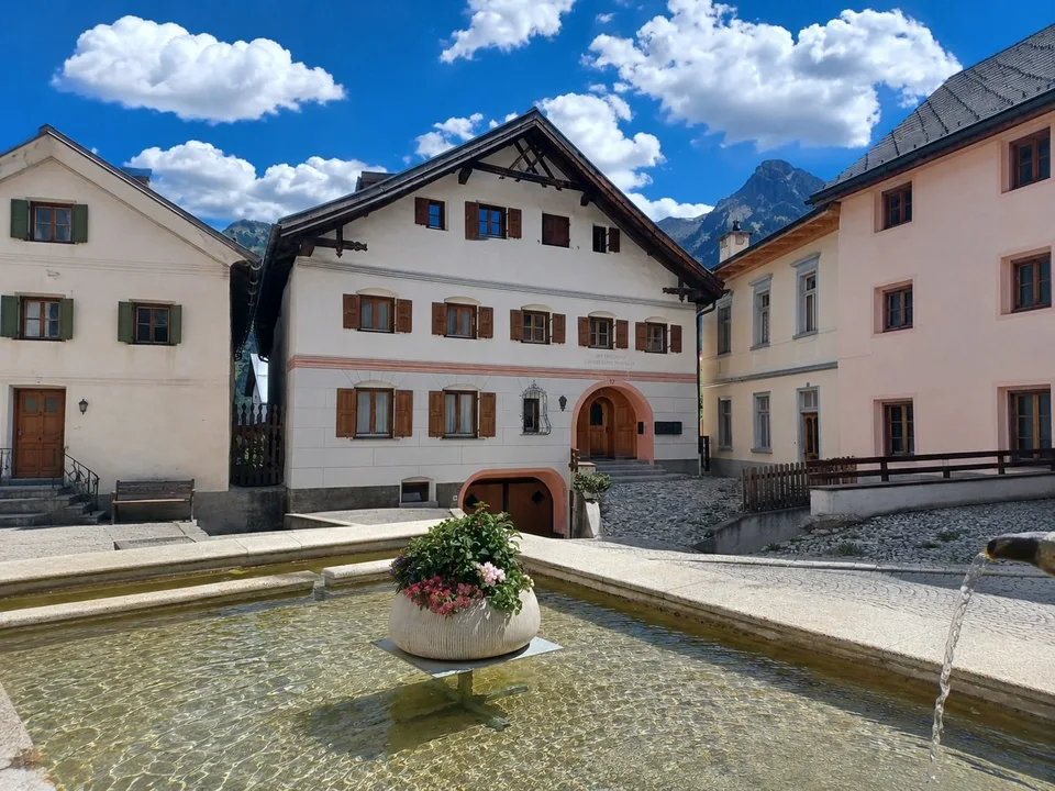 Traditioneller Charme trifft auf Bergpanorama in Sent