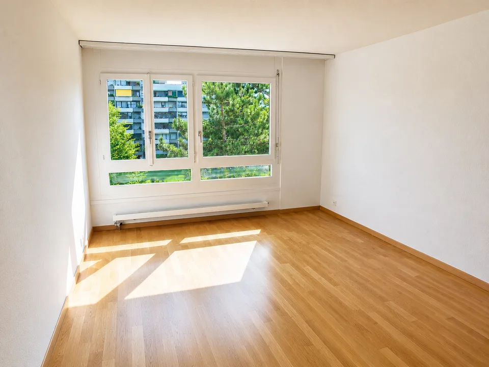 Frisch saniert! Helle 4.5-Zimmerwohnung mit Ausblick ins Grüne – Foto 7 von 14
