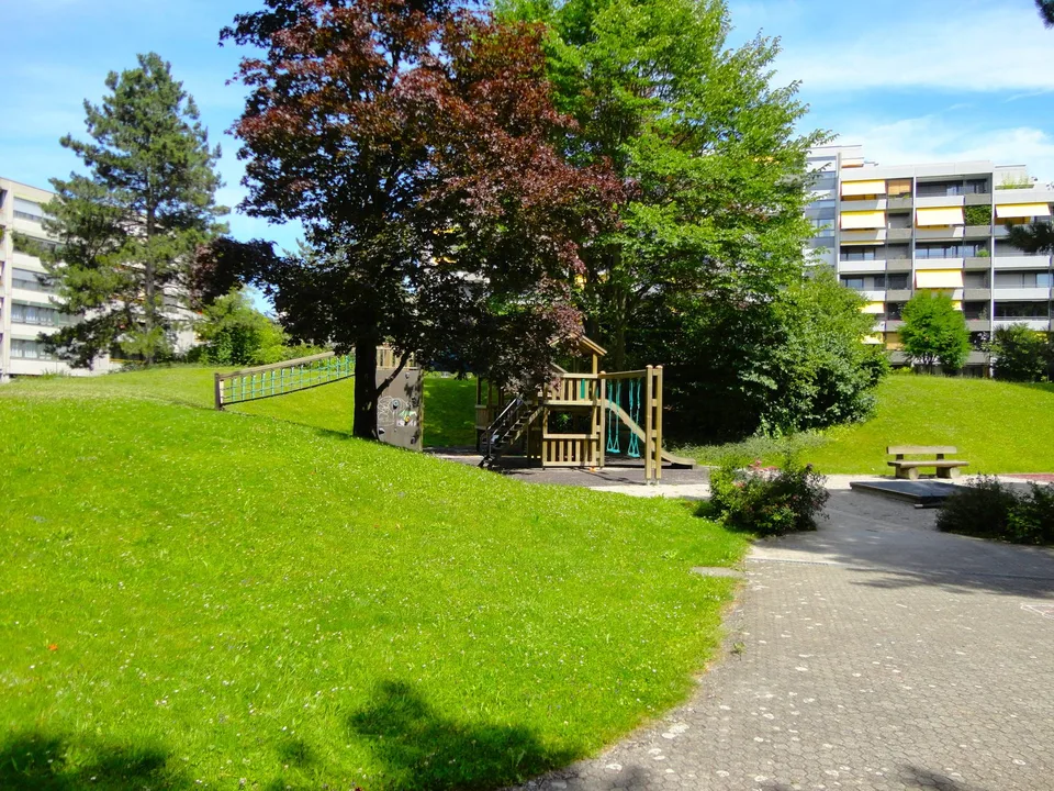 Frisch saniert! Helle 4.5-Zimmerwohnung mit Ausblick ins Grüne – Foto 12 von 14