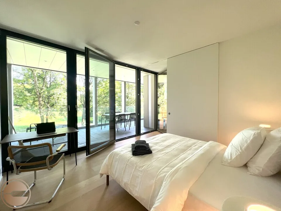 KUNSTVOLLES 1-SCHLAFZIMMER APARTMENT AM SEEBURGPARK / ARTISTIC 1-BEDROOM APARTMENT AT SEEBURGPARK