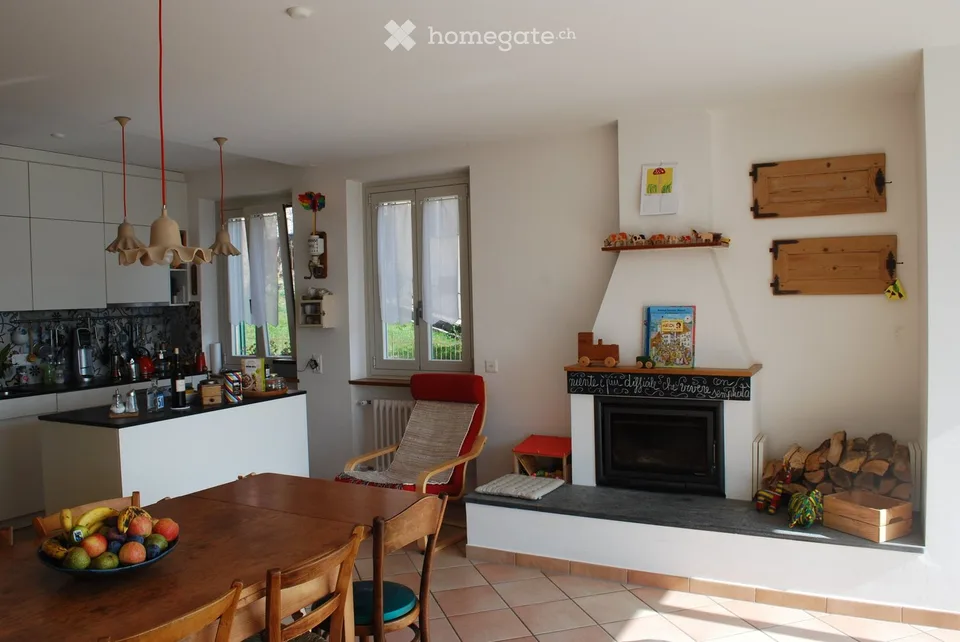 Vendesi casa di 3 appartamenti a Bruzella