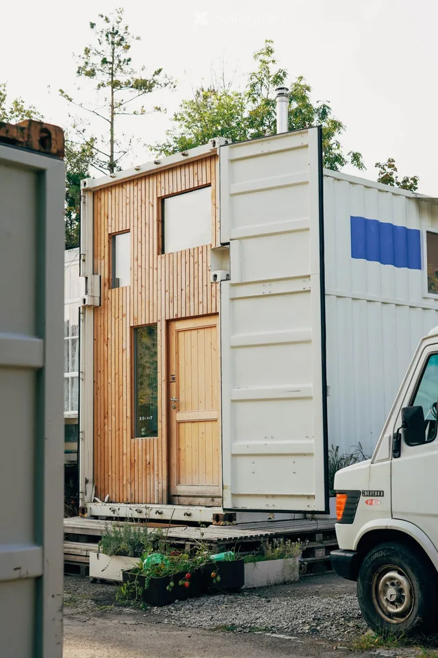 Tinyhouse aus zweistöckigem Schiffscontainer