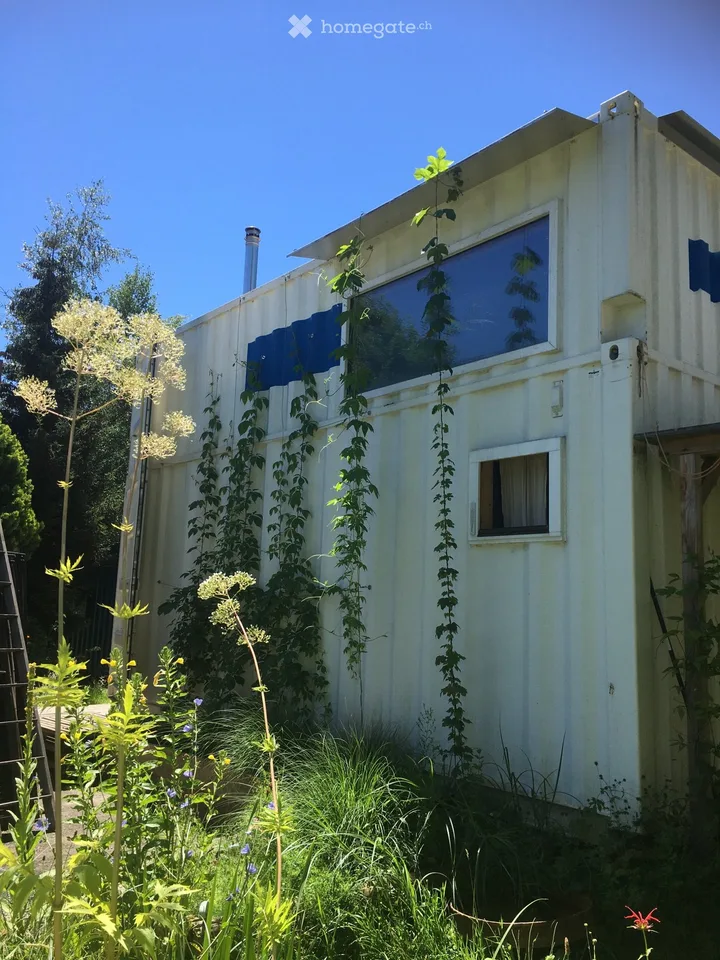 Tinyhouse aus zweistöckigem Schiffscontainer