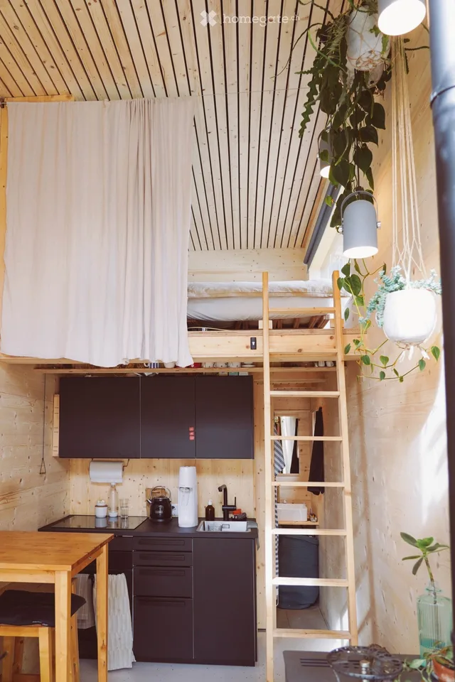 Tinyhouse aus zweistöckigem Schiffscontainer