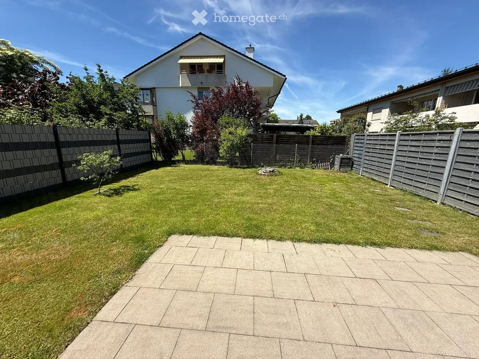 Eckreihenhaus mit grossem Garten und Garage