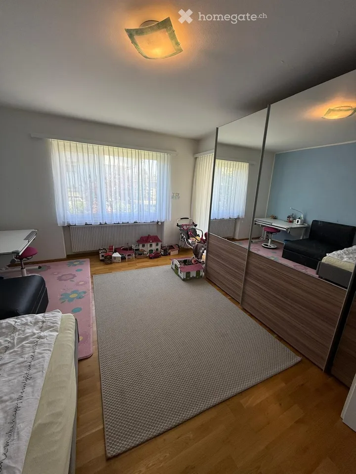 Eckreihenhaus mit grossem Garten und Garage