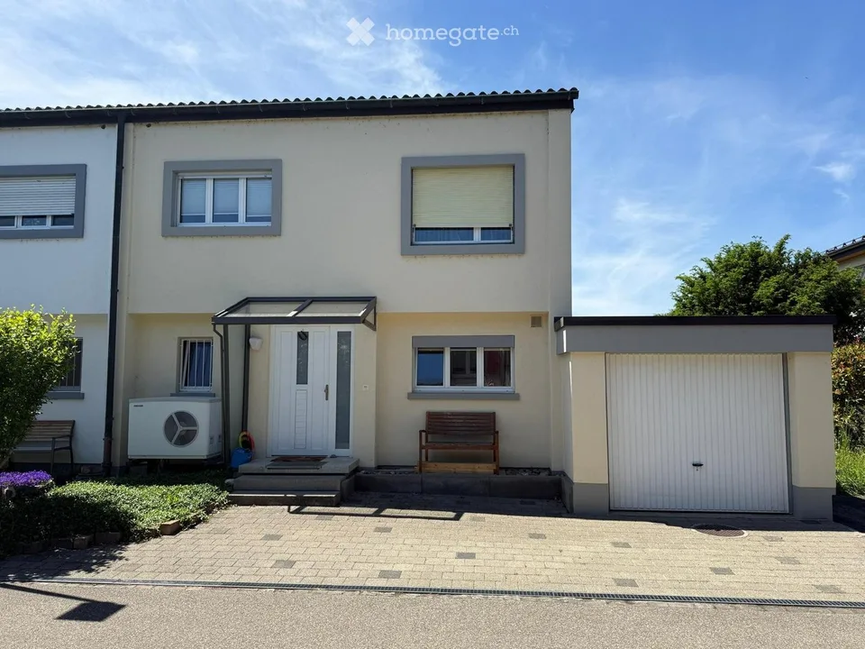 Eckreihenhaus mit grossem Garten und Garage