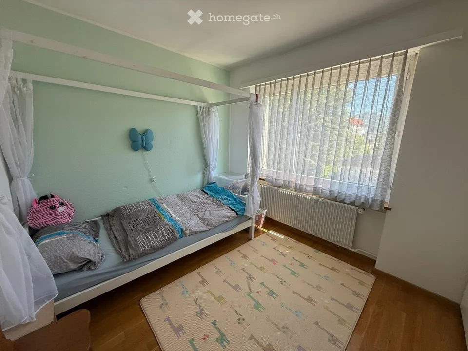 Eckreihenhaus mit grossem Garten und Garage