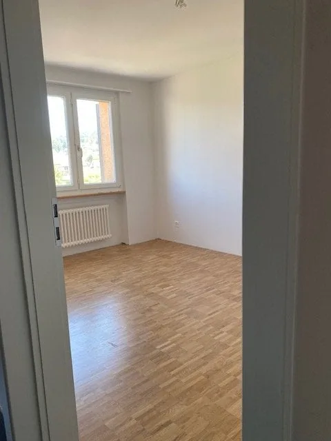 Appartement de 3 pièces rénové avec balcon, dans un quartier calme.