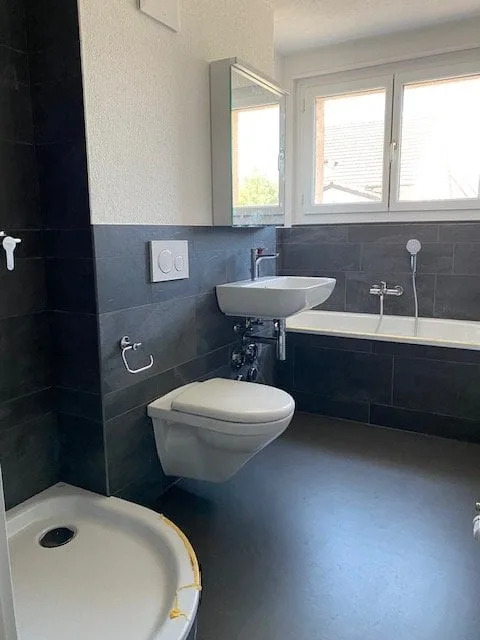 Appartement de 3 pièces rénové avec balcon, dans un quartier calme.