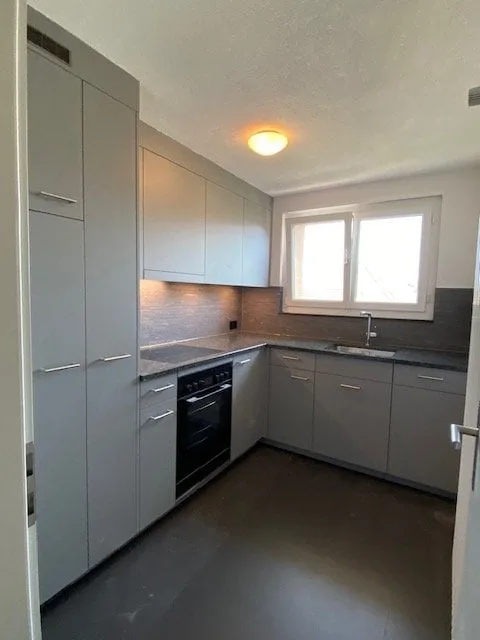Appartement de 3 pièces rénové avec balcon, dans un quartier calme.