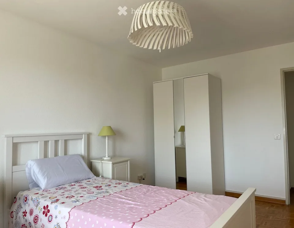 Zimmer mit Möbeln im Haushalt in Eysins (Nyon)