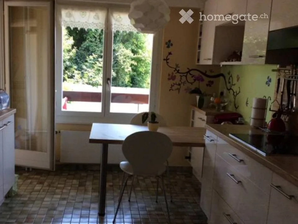 Zimmer mit Möbeln im Haushalt in Eysins (Nyon)