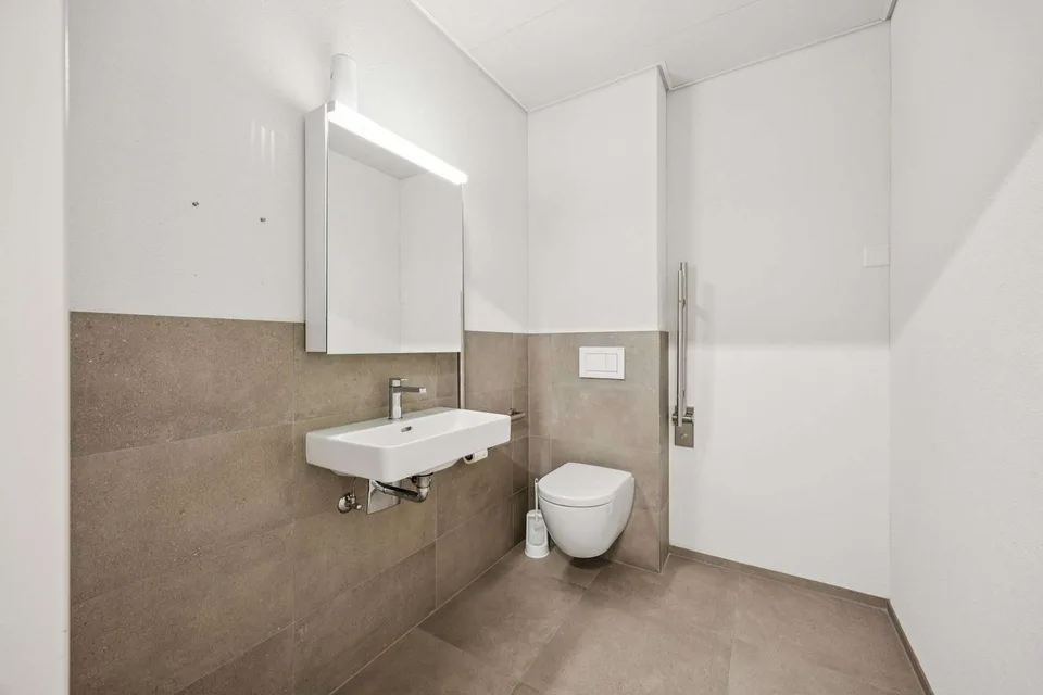 Espace commercial avec une visibilité élevée au cœur de Neuhausen – photo 6 sur 11