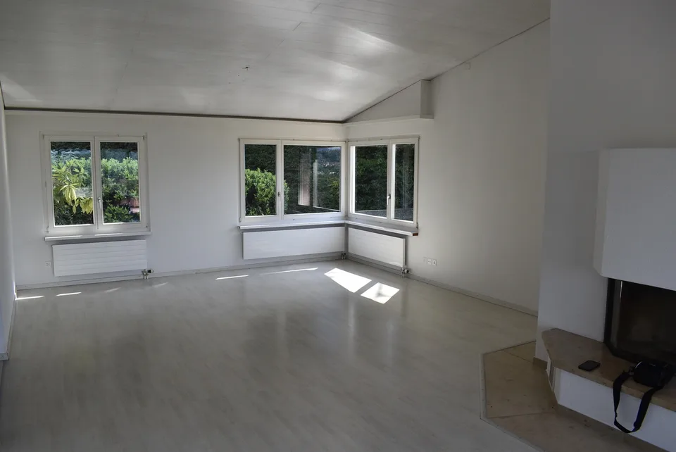 Appartamento di 5,5 locali con garage doppio adiacente, situato ai margini del bosco