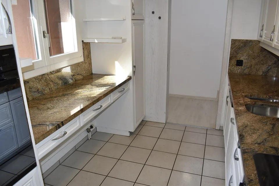 Appartamento di 5,5 locali con garage doppio adiacente, situato ai margini del bosco