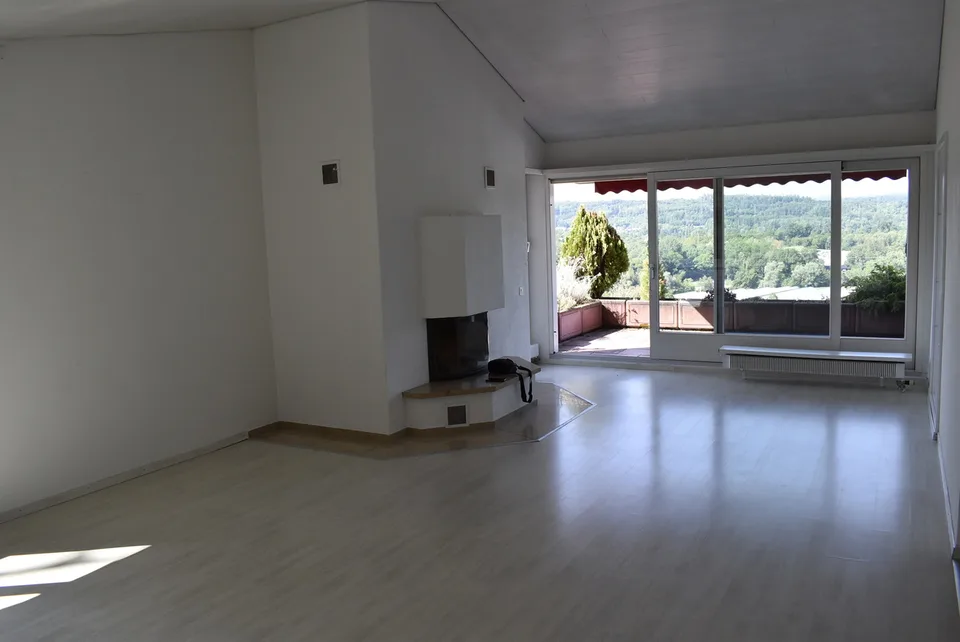 Appartamento di 5,5 locali con garage doppio adiacente, situato ai margini del bosco
