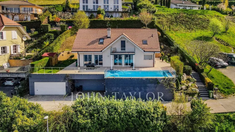 Villa individuelle avec piscine et vue panoramique