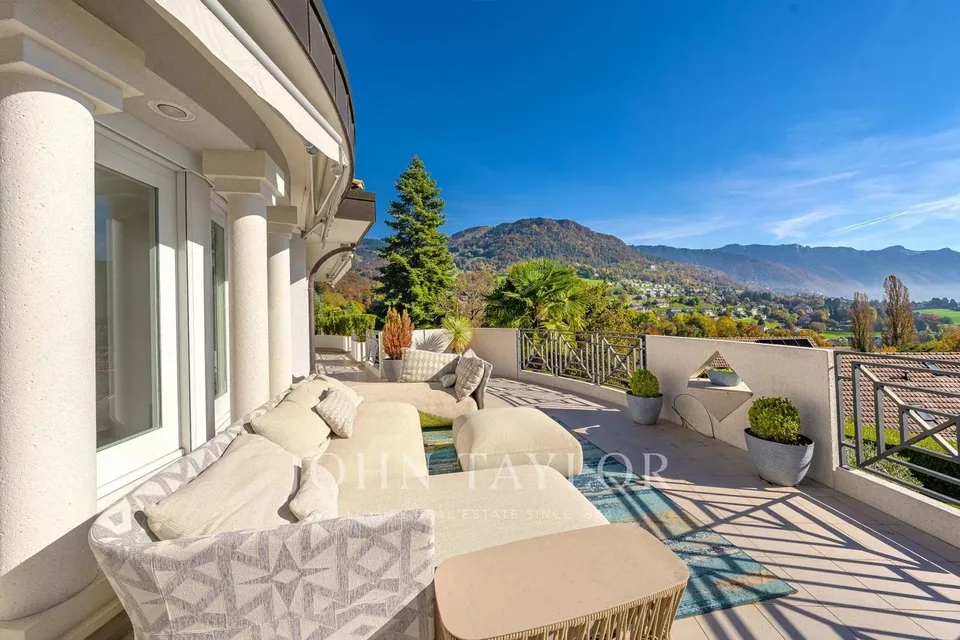 Proprietà di lusso con piscina e vista lago eccezionale
