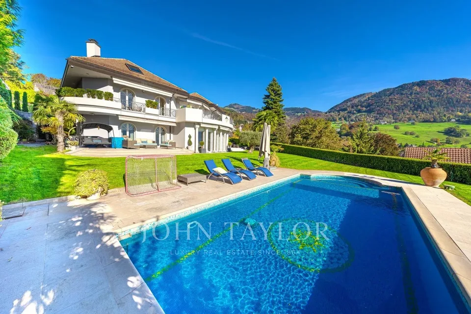Luxueuse propriété avec piscine et vue lac exceptionnelle