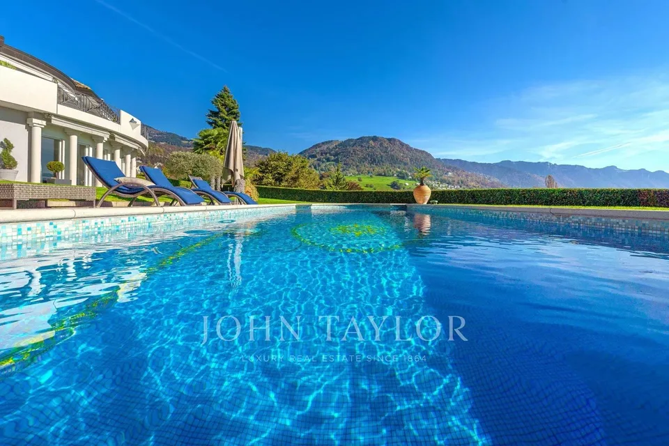 Proprietà di lusso con piscina e vista lago eccezionale