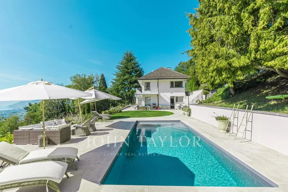 SPECTACULAIRE! Propriété avec piscine et vue panoramique