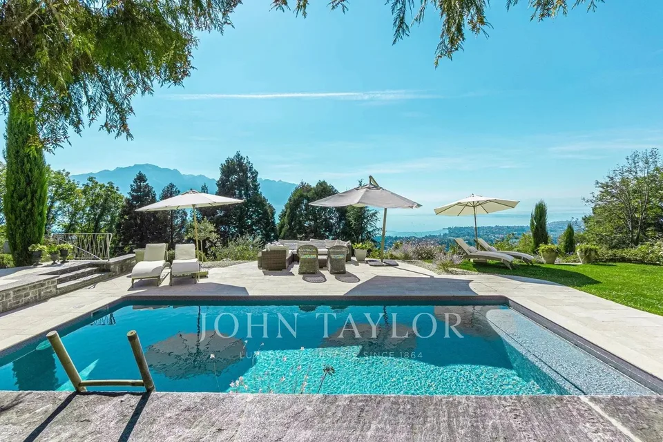 SPECTACULAIRE! Propriété avec piscine et vue panoramique