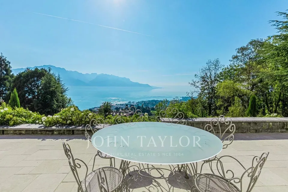 SPECTACULAIRE! Propriété avec piscine et vue panoramique