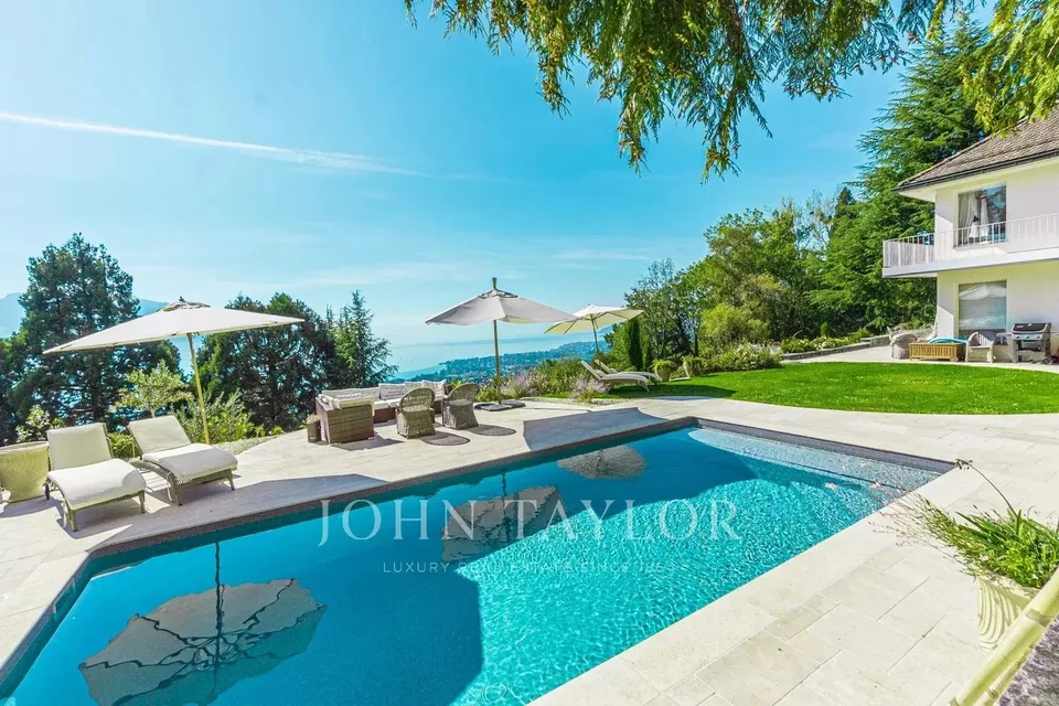 SPECTACULAIRE! Propriété avec piscine et vue panoramique