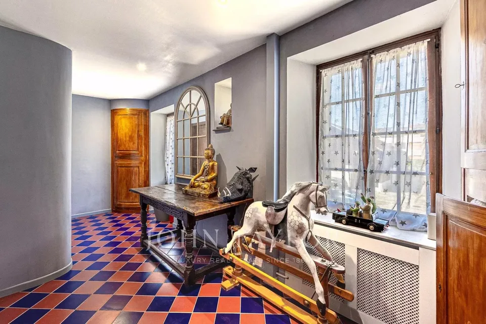 Maison offrant 600m2 au coeur de St-Légier