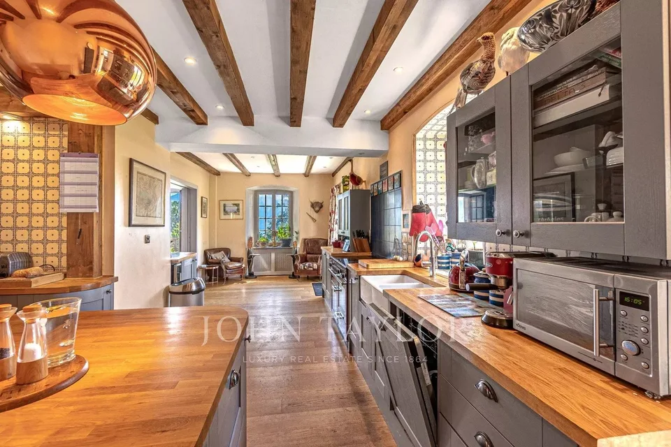 Maison offrant 600m2 au coeur de St-Légier