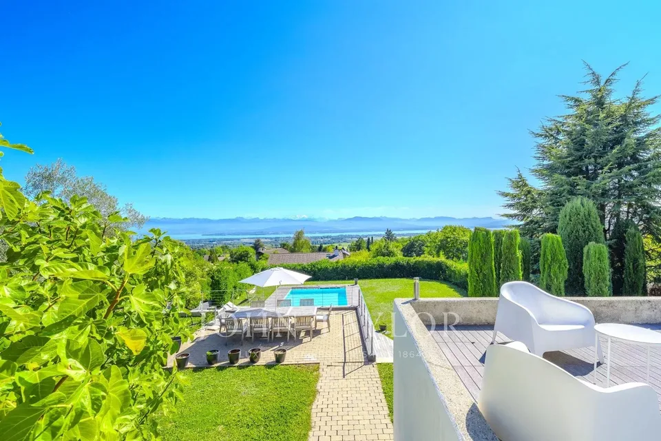 Villa mit dominierender Lage und einzigartigem Panoramablick auf den See und die Alpen