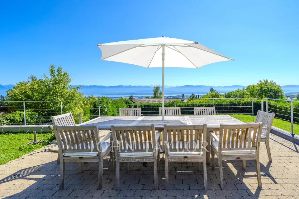 Villa mit dominierender Lage und einzigartigem Panoramablick auf den See und die Alpen
